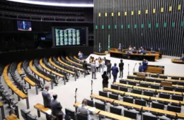 Câmara adia pautas sensíveis e concentra votações em feminicídio e Defesa