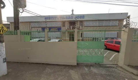 Governo do Acre exonera padrasto de adolescente após ataque em escola