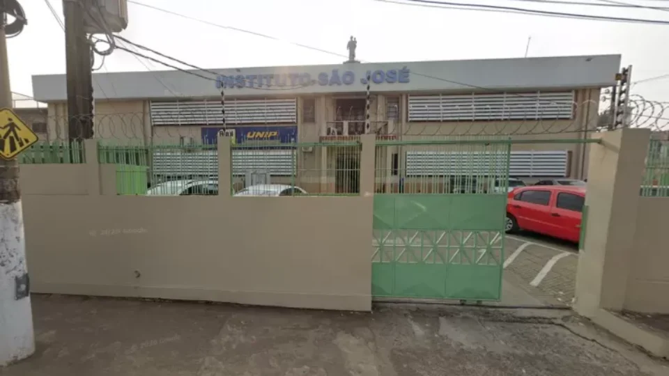 Governo do Acre exonera padrasto de adolescente após ataque em escola