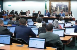 CCJ da Câmara adia análise de PEC sobre redução da maioridade penal