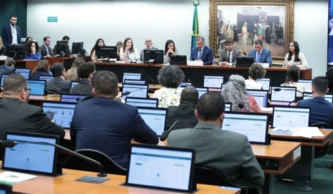 CCJ da Câmara adia análise de PEC sobre redução da maioridade penal