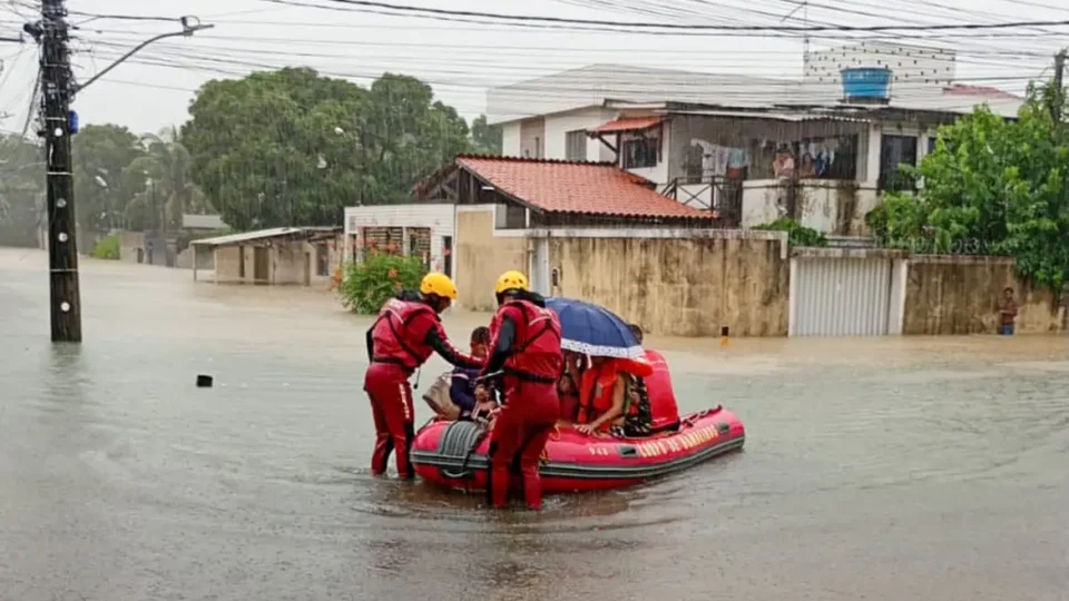 Tempestades em Pernambuco deixam quatro mortos e mais de mil desalojados