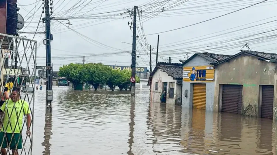 Chuvas deixam 8 mortos e mais de 10 mil desalojados na Paraíba e em Pernambuco Chuvas deixam 8 mortos e mais de 10 mil desalojados na Paraíba e em Pernambuco