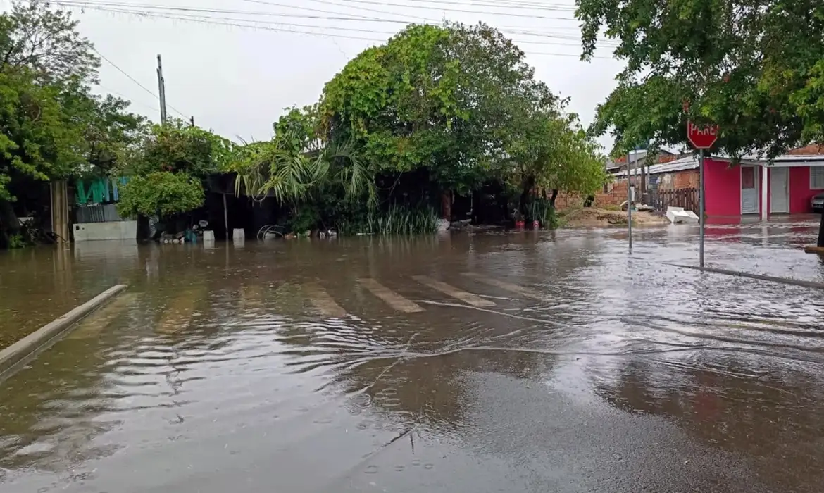 Chuvas deixam mais de 500 desalojados no RS; cidade decreta emergência