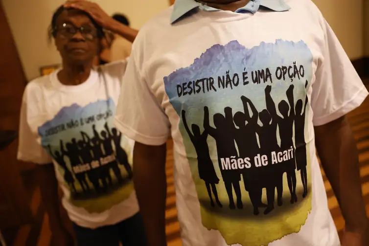 Familiares das vítimas da Chacina de Acari e advogados que os representam fazem a leitura pública da sentença de condenação do Estado brasileiro no caso, divulgada pela Corte Interamericana de Direitos Humanos. Foto: Fernando Frazão/Agência Brasil