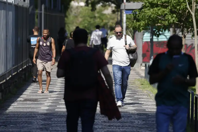 Frente fria provoca temporais no Sul e mantém alerta de chuva no Norte e Nordeste