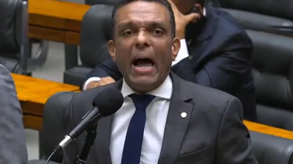 ‘Lavanderia’, diz deputado de direita sobre pedido de Flávio Bolsonaro a Vorcaro