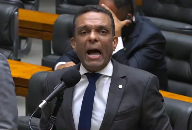 ‘Lavanderia’, diz deputado de direita sobre pedido de Flávio Bolsonaro a Vorcaro