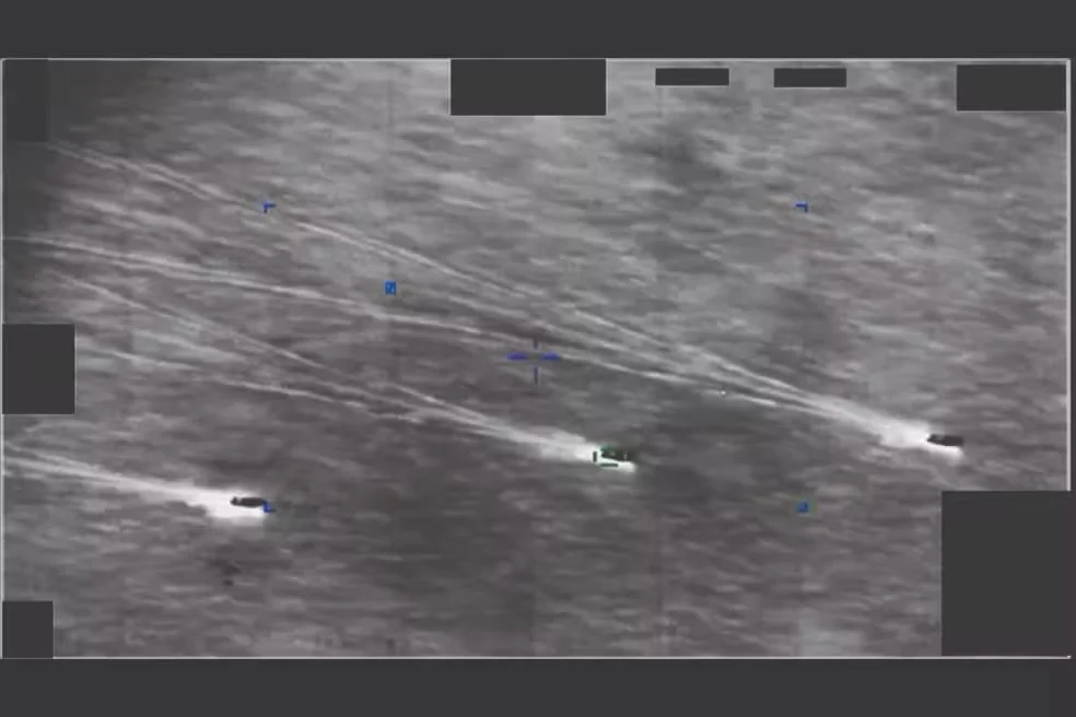 Imagens provavelmente obtidas por um sensor infravermelho a bordo de uma plataforma militar dos Estados Unidos operando na área de responsabilidade do Comando Central dos EUA em 2022. Um usuário enviou este vídeo para uma rede sigilosa em junho de 2024. — Foto: Departamento de Guerra dos EUA