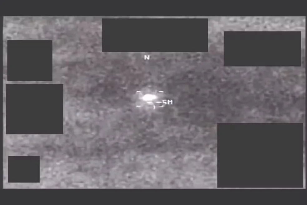 Imagens provavelmente obtidas por um sensor infravermelho a bordo de uma plataforma militar dos Estados Unidos operando na área de responsabilidade do Comando Central dos EUA em 2021. Um usuário enviou este vídeo para uma rede sigilosa em junho de 2024. — Foto: Departamento de Guerra dos EUA