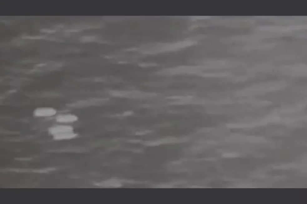 Imagens provavelmente obtidas por um sensor infravermelho a bordo de uma plataforma militar dos Estados Unidos. Um usuário enviou este vídeo para uma rede sigilosa em junho de 2024. — Foto: Departamento de Guerra dos EUA