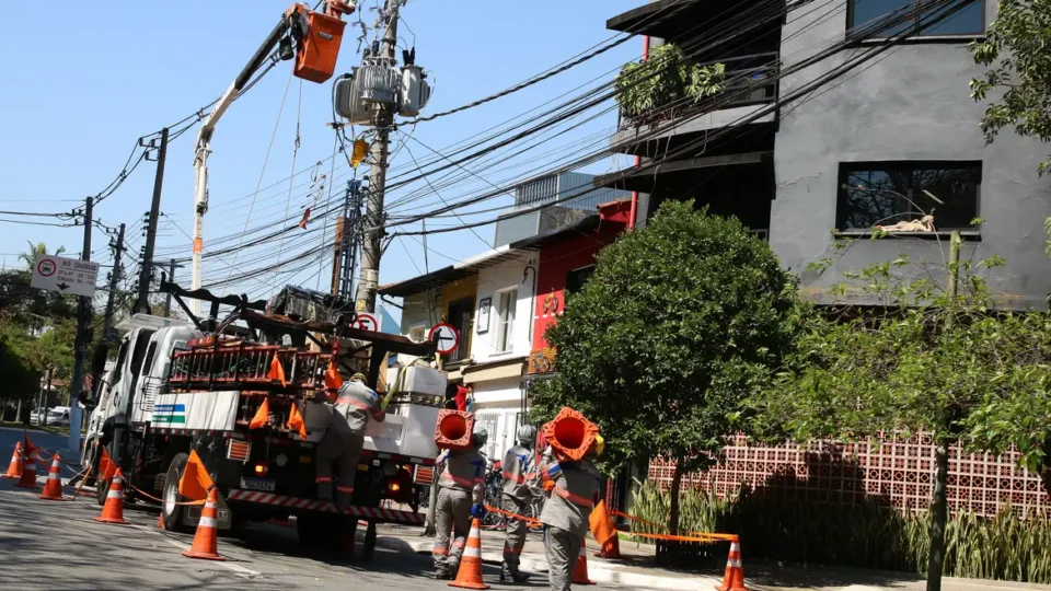 Setor elétrico tem até 80% de terceirizados e salários quase pela metade