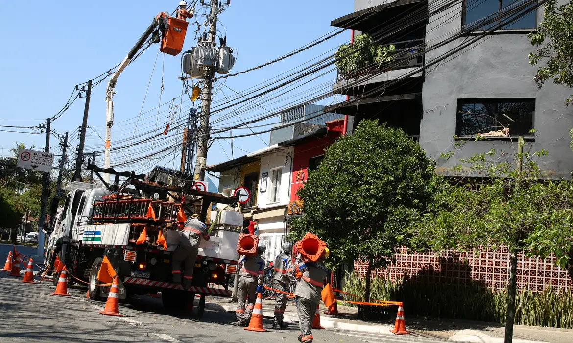 Setor elétrico tem até 80% de terceirizados e salários quase pela metade