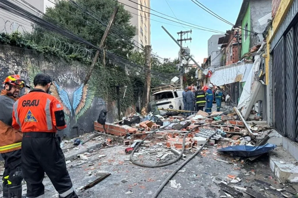 Explosão no Jaguaré, bairro da zona oeste da capital, causada após uma obra da Sabesp atingir uma tubulação de gás - 