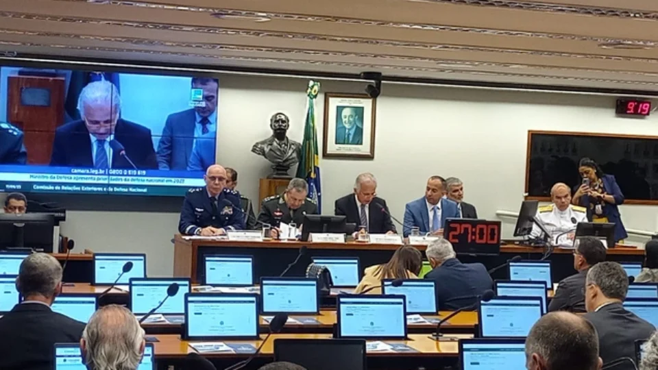 Comissão na Câmara vira foco de embate entre deputados e militares