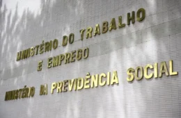 Regra do governo sobre saúde mental no trabalho entra em vigor sob queixas de empresas