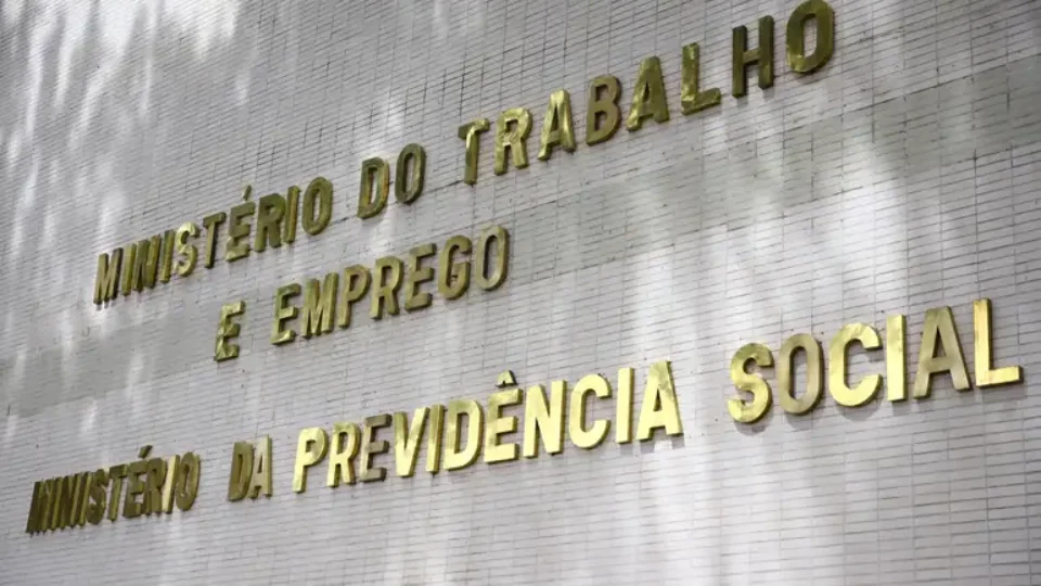 Regra do governo sobre saúde mental no trabalho entra em vigor sob queixas de empresas