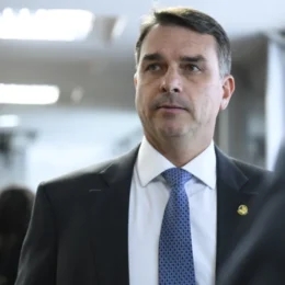 Propostas de governo de Flávio miram Bolsonaro livre, pausa na reforma tributária e escala 7×0