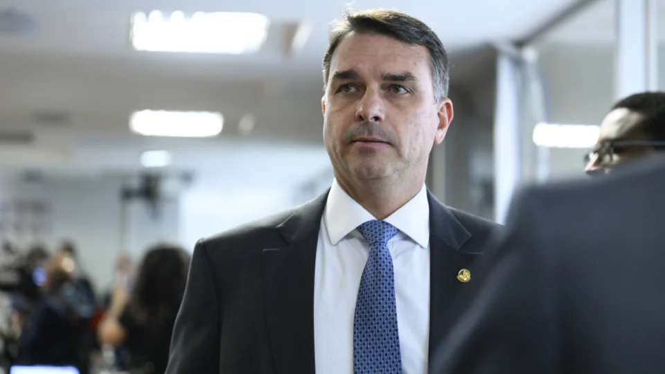 Flávio chega aos EUA sem confirmação de agenda com Trump