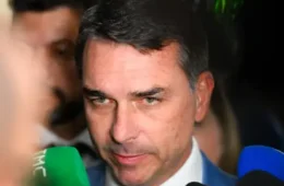 Flávio Bolsonaro diz que vai usar maioria no Congresso para mudar Constituição