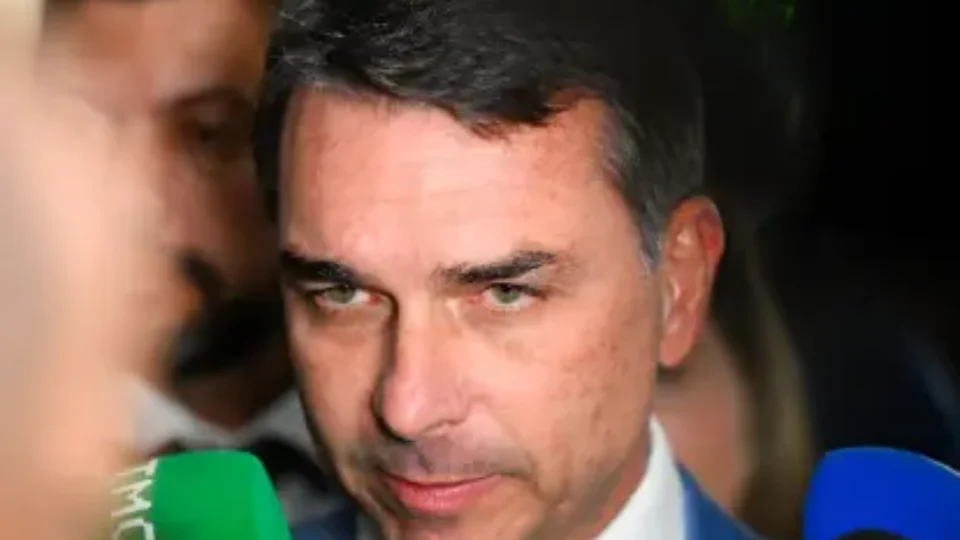 Flávio Bolsonaro troca de marqueteiro após caso Dark Horse