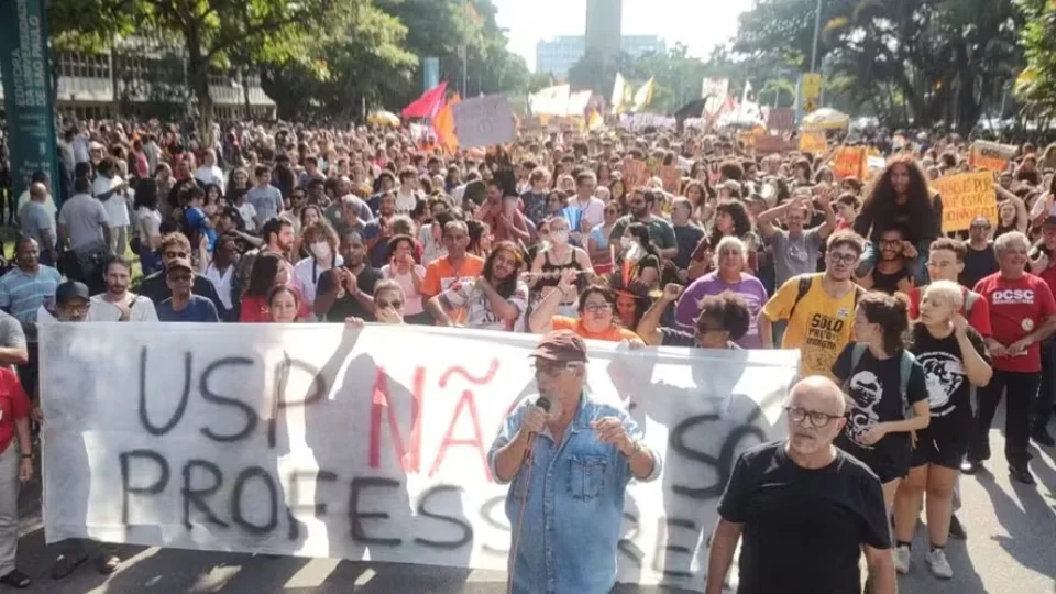 Professores da USP aderem à greve após negociação da reitoria com alunos travar