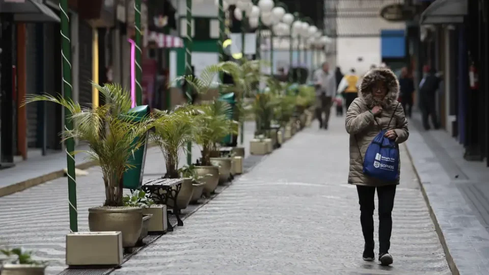 Tempo firme predomina no Centro do país, enquanto chuva avança pelo Sul