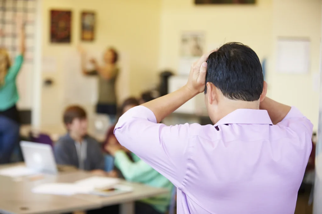 A sala de aula virou conteúdo e o professor é o alvo