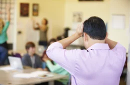 A sala de aula virou conteúdo e o professor é o alvo