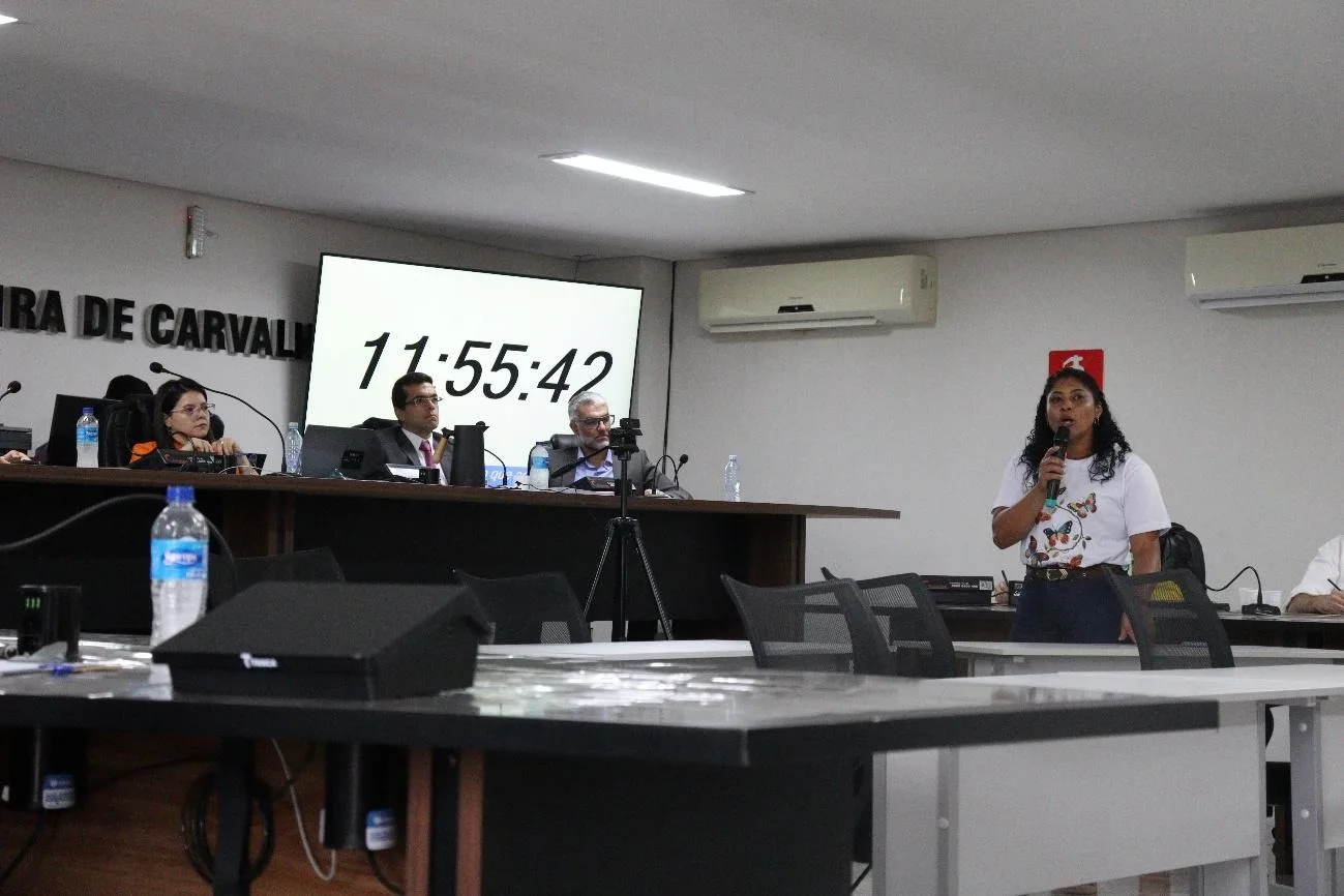 Ana Cláudia Gomes de Souza depõe na audiência pública. Ao fundo: a juíza Patrícia Bergamaschi de Araújo, o advogado da Sigma Dr. Diego Cabrera e o representante Bruno Tamassia Foto: Katia Torres
