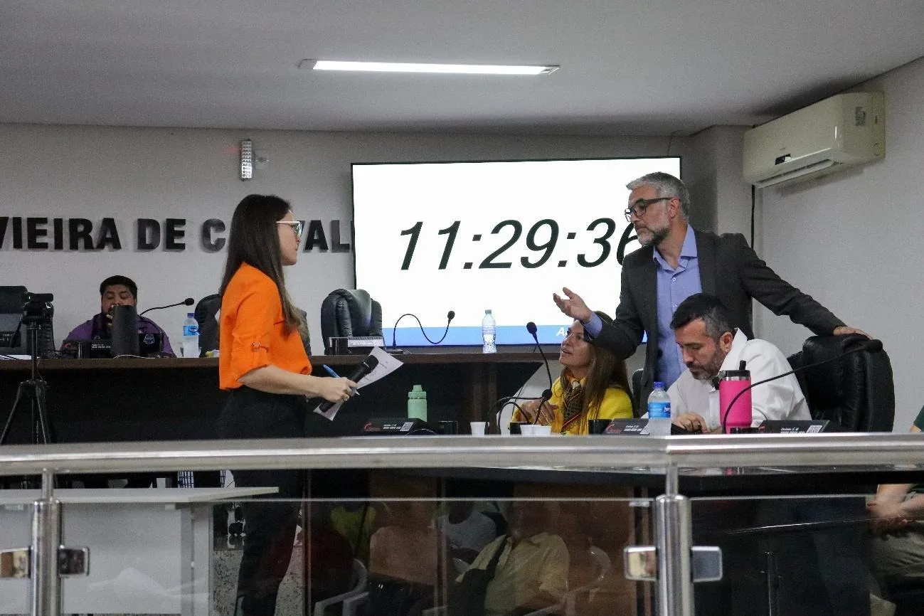 Juíza Patrícia Bergamaschi de Araújo, de blusa laranja, ouve os representantes da Sigma Lithium, Bruno Tamassia (em pé de óculos) e Lígia Seca (sentada de blusa amarela) – Foto: Kátia Torres