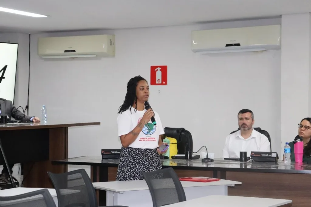 Joyce Silva, representante do MAB esclarece o posicionamento do movimento Foto: Katia Torres