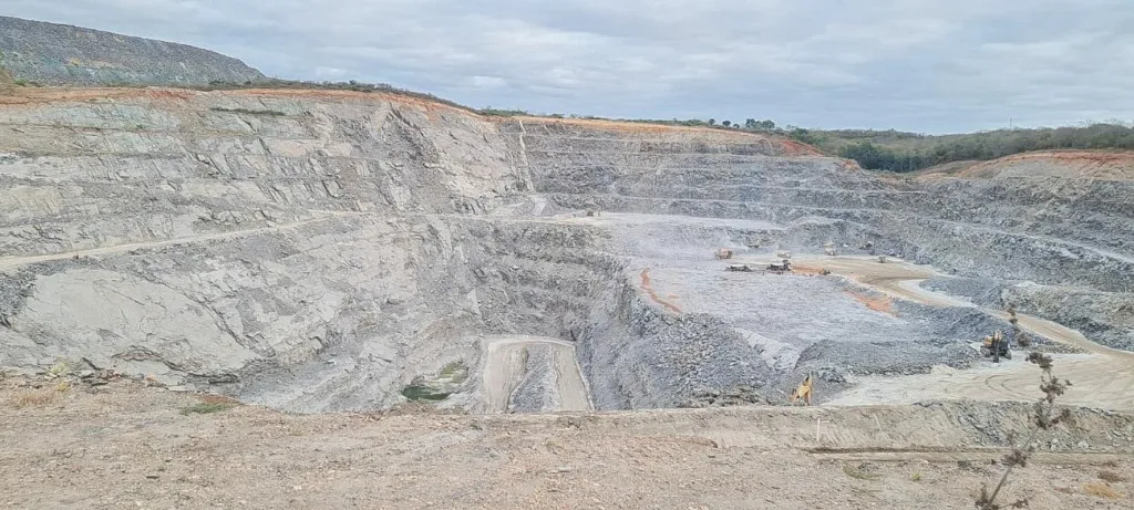 Terrenos escavados da mina Grota do Cirilo da Sigma. Moradores como Paloma Souza precisam passar próximo a esta operação diariamente – Foto: Katia Torres