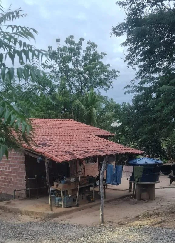 Casa da Paloma Souza, “encravada” entre as pilhas de rejeito – Foto: Katia Torres