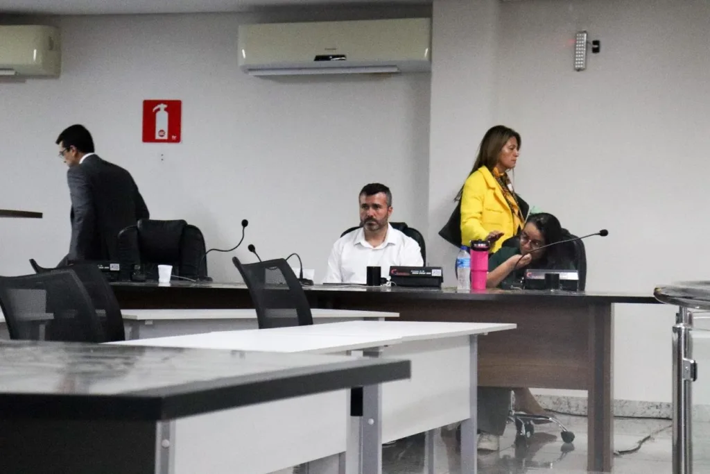 Representante da Sigma, Lígia Seca, deixa a audiência antes do fim – Foto: Katia Torres