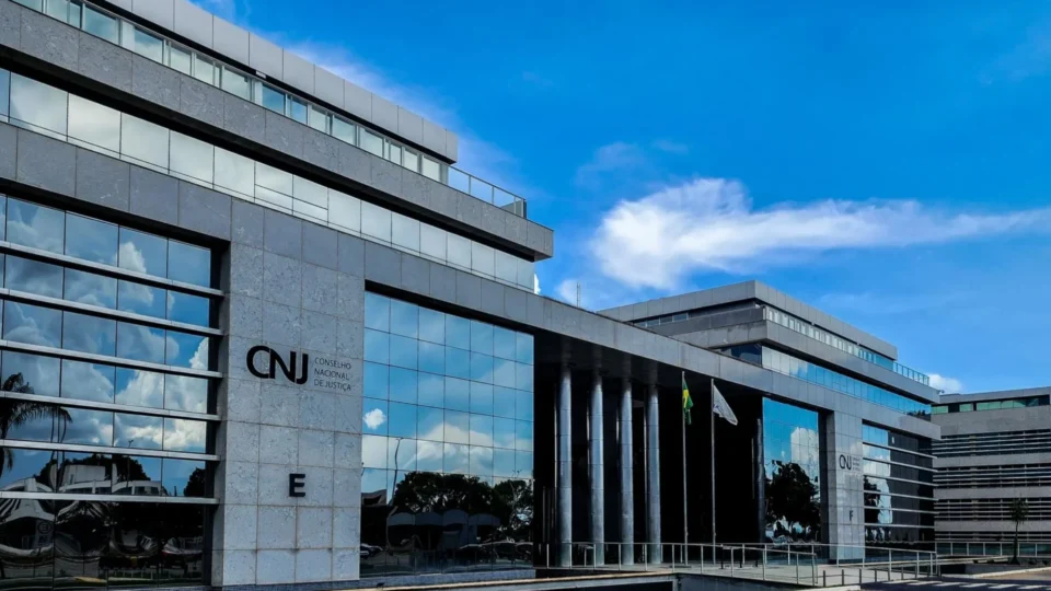 Juiz e promotor receberão penduricalho de R$ 16 mil até se estiverem de licença