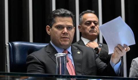 Empresários pedem adiamento do fim da 6×1; Alcolumbre evita compromisso