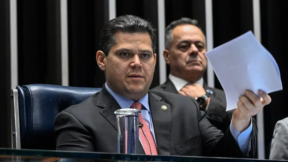Empresários pedem adiamento do fim da 6×1; Alcolumbre evita compromisso