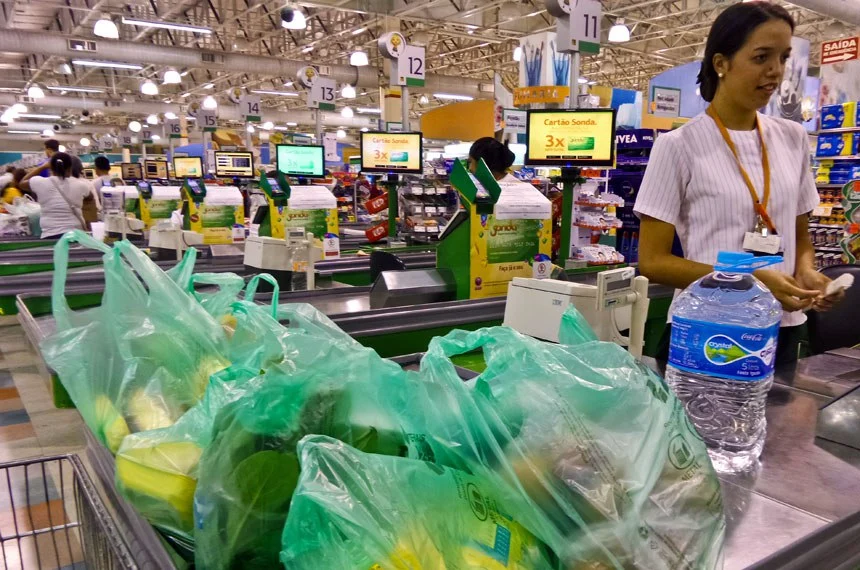 A indústria química segue influenciando o Estado. Apesar do movimento para proibir o uso das sacolas plásticas no Brasil, ainda é distante imaginar uma vida sem o uso do plástico.  Foto: Rafael Neddermeyer/Fotos Pública