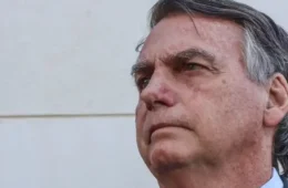 Bolsonaro tem alta de hospital e volta para prisão domiciliar após cirurgia no ombro