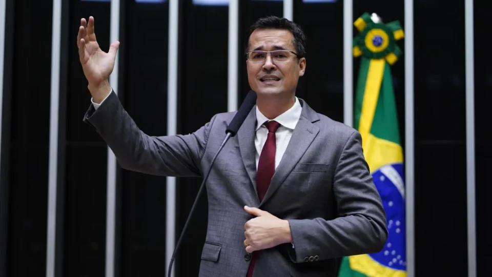 Por 4 votos a 3, TRE-PR aprova registro de candidatura de Deltan Dallagnol ao Senado