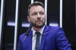 Deputado que assinou emenda das 52h trava PEC do fim da escala 6×1