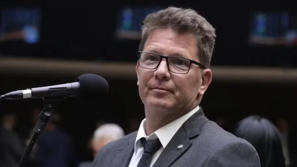 Sistema da Câmara registra faltas sem justificativa de Mario Frias em missão