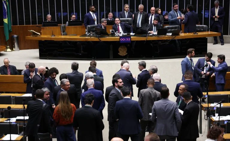 Câmara aprova política nacional de minerais críticos antes de encontro Lula-Trump
