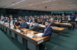 Centrão apresenta proposta que amplia jornada para 52 horas e adia fim da 6×1