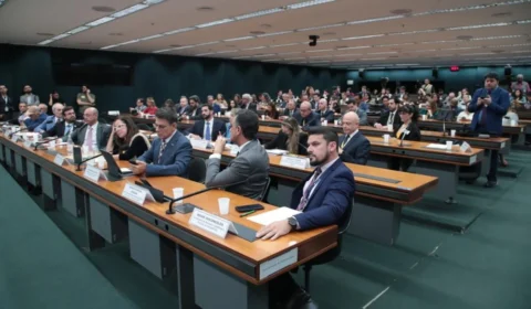 Centrão apresenta proposta que amplia jornada para 52 horas e adia fim da 6×1