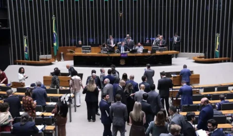 Câmara aprova projeto que protege bens partidários e libera bots em campanhas