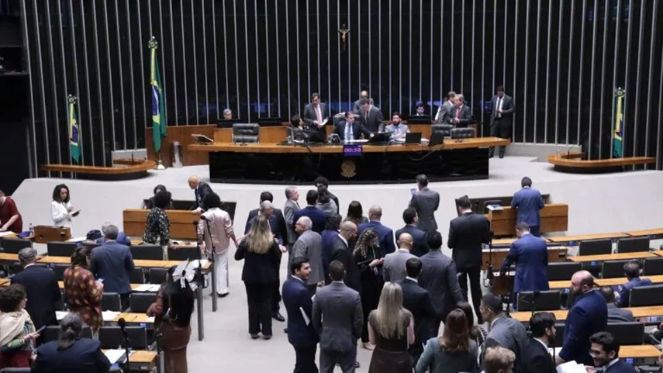 Câmara aprova projeto que protege bens partidários e libera bots em campanhas