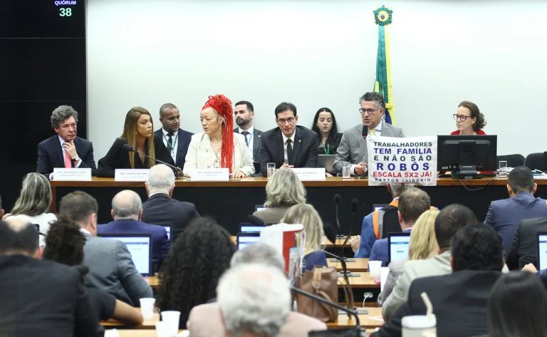 Pedido de vista de deputado bolsonarista adia votação do fim da escala 6×1