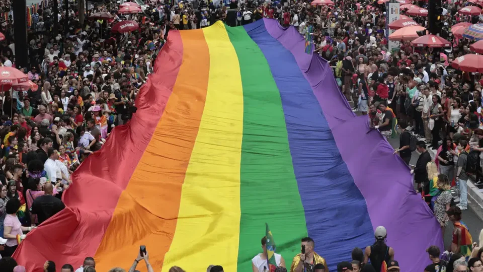 Parada LGBT+ de São Paulo enfrenta desafios e sofre ameaça de deixar as ruas